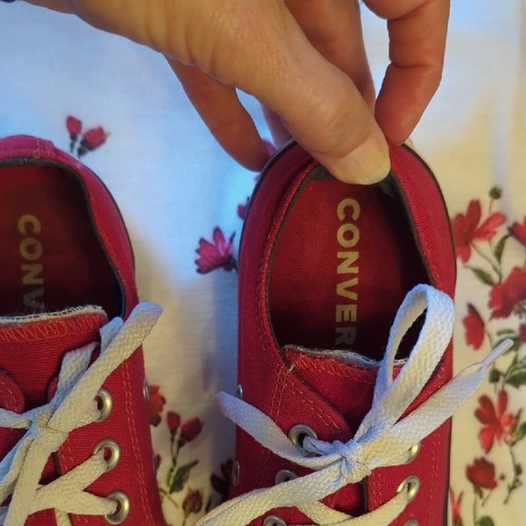 ❤️Womens Converse Red Canvas Sneakers with White Laces size 7 (Men's Size 5)❤️ - Picture 2 of 8